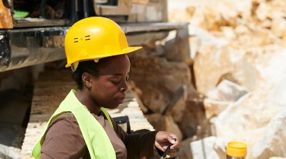 Technicienne africaine sur chantier